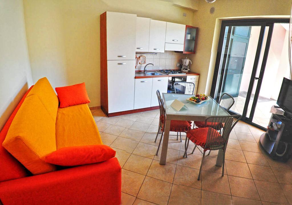 Appartamenti Vacanze Mareemare Capo dʼOrlando Exteriör bild